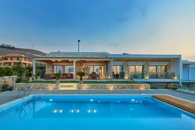 Image de Amazing location and views with a heated covered pool