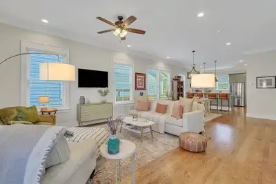 Image de New Construction in Great Location W/ Parking and Patio By Lucky Savannah