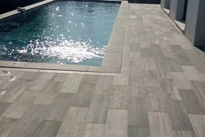 Image de Maison contemporaine avec piscine, au calme, vue dégagée