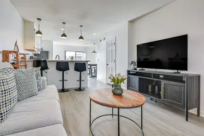 Image de 1 Mi to Beach: Cozy Grand Strand Townhome!