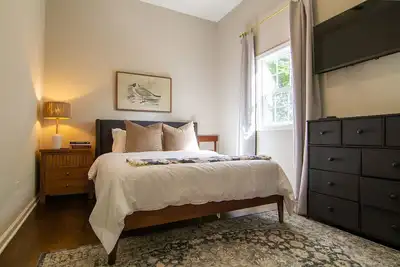 Image de Dazzling Downtown Home: Pet Friendly