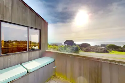 Image de Wine country retreat with pool, sauna, & ocean views - near beach - dog-friendly