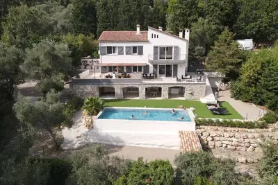 Image de Maison Moderne avec Piscine et Belle Terrasse - Benakey