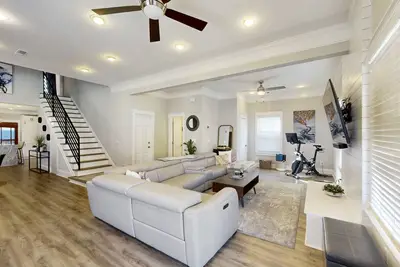 Image de Bright & cheerful getaway with spacious patio, luxe interiors & deck - near golf