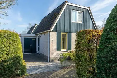 Image de Dune Bungalow directly against the dunes for 6 persons. Holiday home, large family, warm interior, Walking in nature, cycling to the beach. Egmond.