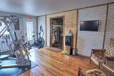 Image de Steps from Notre Dame, complete with workout studio and hot tub for your use!