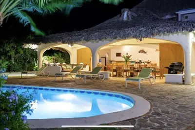 A 3 Minutes à Pied de la Mer, Magnifique Villa Avec Grand Jardin et Piscine