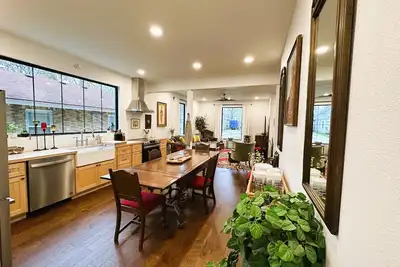 Image de Right by Msu! Restored 1900's Home, Downtown Springfield!