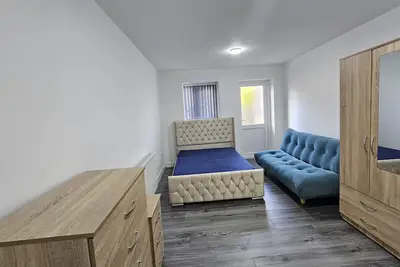 Image de 2 Bedroom Apartment with private bathrooms and free parking on-premises