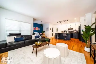 Image de The Obsolete Suite - King Bed - Fireplace - Pet Friendly\n