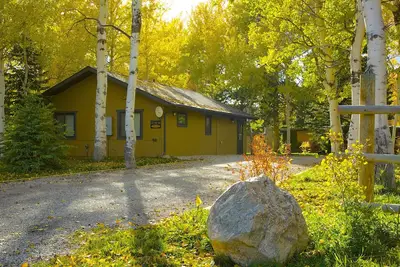 Image de Yellowstone Aspen Cabin - New Listing! Nestled in mature aspen and pine trees.