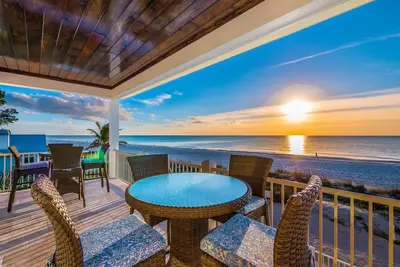 Image de Bikini's & Martini's Beachfront: Direct Gulf Front! Pool, Spa, Pro-Series Loaded Game Room & Arcade