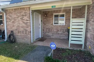 Image de 15 minutes to beach! Family sized townhome with small backyard. Pet friendly!