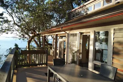 Image de Waterfront home with stunning views, surrounded by nature.