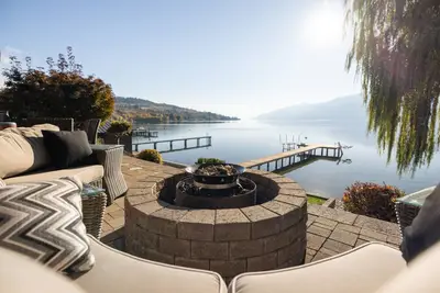 Image de Beautiful Beach Front home in Lake Country just outside Kelowna. Sleeps 8 adults