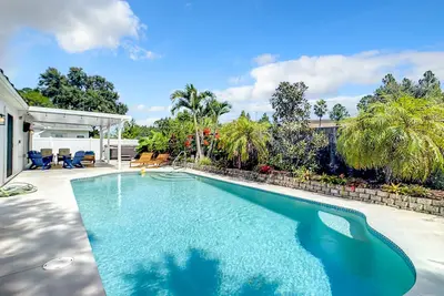 Image de Private Pool & Hot Tub Home, 6 miles from the Beach