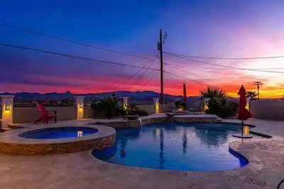 Image de New Luxury Home | Pool | Spa | Gameroom | Views!