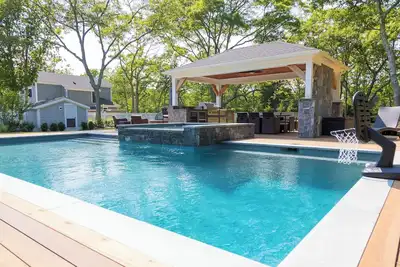 Image de Main house and a separate apartment with saltwater pool, spa, outdoor cooking!