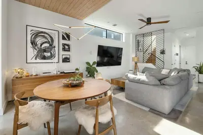 Image de East Austin Flair + Hot Tub - Brass!