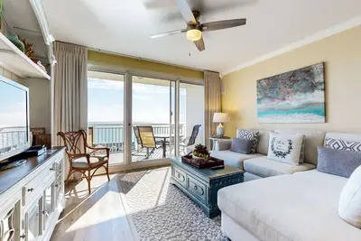 Image de Ocean view condo with pool, gym, grill, scenic balcony, open layout, W/D, & Ac