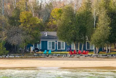 Image de The lake is calling! With 140′ of sandy beach directly on Lake Michigan