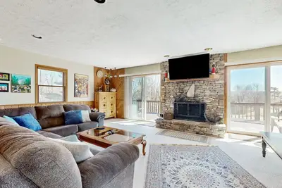 Image de Rustic hideaway with hot tub, pool table, wood fireplace, firepit - dog-friendly
