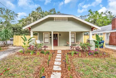 Image de The Little Green Bungalow!