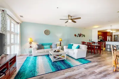 Image de Sunlit single-level condo with pool, washer/dryer, central Ac, & balcony