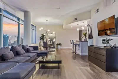 Image de Spacious 4 bd/2bath 2100 sq ft Downtown Condo