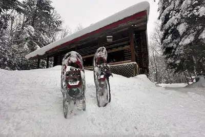 Image de Muskoka Cabin Skating Tubing Snowshoeing Pool Table Hot Tub