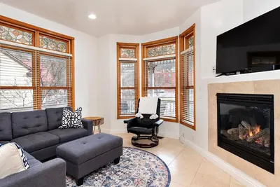 Image de Downtown Duplex, Walk to Hot Springs, Pet Friendly