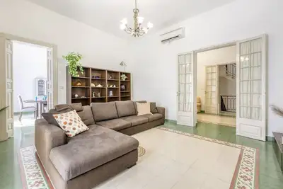 Enormous luxury 3-storey townhouse, rooftop Egas1-1