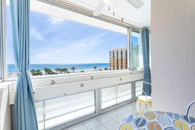 Image de Appartement 'Appartement Canet Plage Front Mer' avec vue sur mer, terrasse privée et climatisation