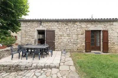 Image de Petite maison 'Les Sources Gîte La Grange' avec piscine partagée, terrasse privée