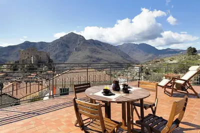 Image de Appartement 'La Terrazza Del Tempo' avec vue sur la montagne, Wi-Fi et climatisation