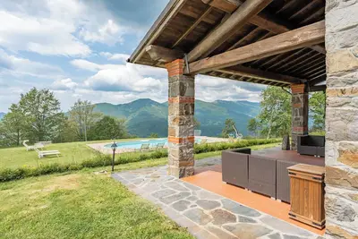 Image de Appartement \"Serrino 2\" avec vue sur les montagnes, piscine partagée et Wi-Fi