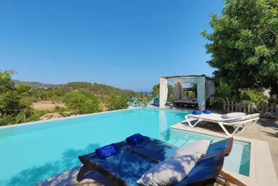 Maison de vacances \"Casa Ibicenca Can Chinchó\" avec vue sur la montagne, piscine privée et Wi-Fi