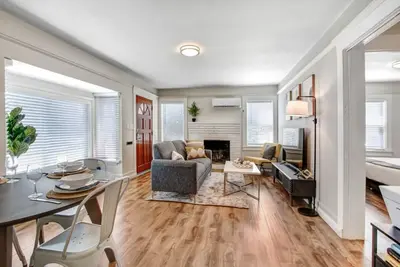 Image de Urban Elegance Stay in Alhambra with Two Bedrooms
