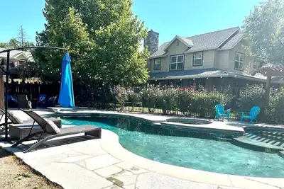Image de 5br\/3. 5ba Estate Sleeps 10-12 w Pool, Jacuzzi, Playground, Game Room, fire pit