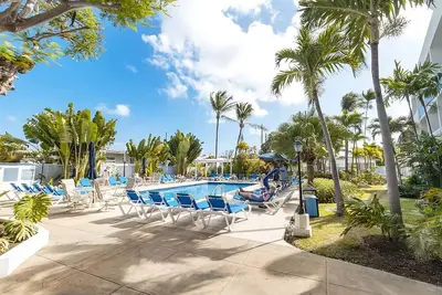 Image de Convenience & Comfort! 4 Convenient Units | Outdoor Pool and Free Parking