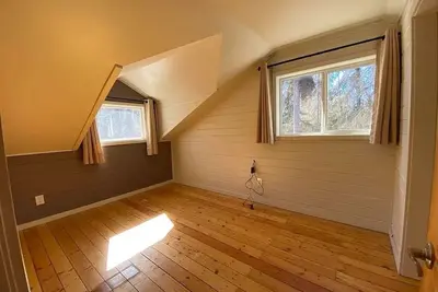 Image de Comfy 2br Furnished home w big deck! 1 acre Rv Parking w power. Sleeps 7