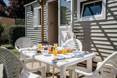 Image de Mobil-home | Classic | 3 Ch. | 6/8 pers. | Terrasse surélevée non couverte | A/C