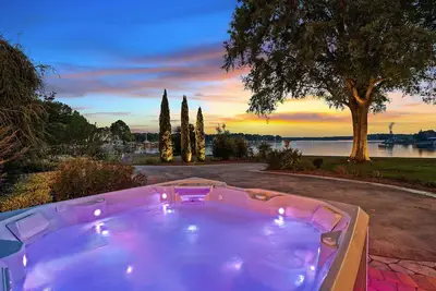 Image de Westview Ridge by SoCharm | Beautiful Waterfront Oasis