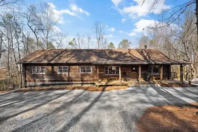 Image de Log Cabin with Big Deck Energy on Lake Lanier, fire pit and lake access