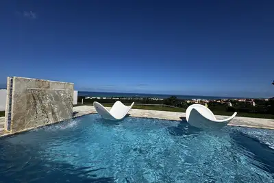 Image de Endless ocean views, and pool