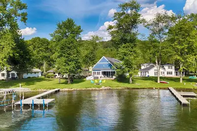 Image de Blue Skies - Lakefront Living at it's Finest! Luxury Amenities!
