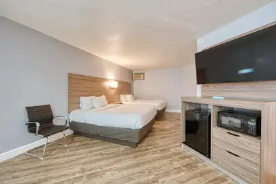 Image de Non-Smoking 3 Queen Beds Suite