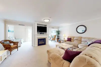 Image de Water-view West Ocean City's hidden gem w/pool access, private deck & fireplace