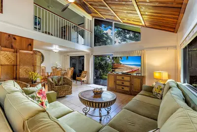 Image de Deluxe 4-bedroom home across from Kalepolepo Beach! Steps to the Pool & full Ac!