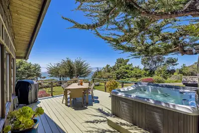 Image de Coastal cliffside hideaway with yard, hot tub, & wood fireplace - dog-friendly